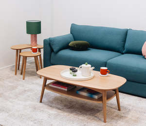 โต๊ะกาแฟไม้สไตล์นอร์ดิกที่ทันสมัยพร้อมพื้นผิวฐานน้ำธรรมชาติและชั้นวางของสองระดับอัจฉริยะสำหรับพื้นที่ในห้องนั่งเล่นที่หรูหรา - Product Image 4