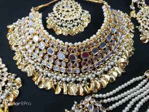 Ensemble collier et boucles d'oreilles de mariée en cristal de rhinestones plaqué cuivre et platine tendance et luxueux, traditionnel pour les mariages indiens - Product Image 3