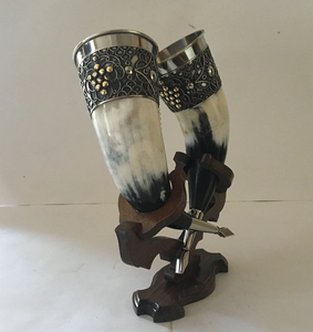 Corne viking artisanale écologique, polie, naturelle, avec des motifs floraux, accents métalliques, accessoire indispensable pour les fêtes et les bars - Product Image 2