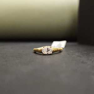 Anillo de Compromiso de Oro Sólido de 14K con Baño de Oro, Moissanita de Corte Ovalado y Engaste Pavé, Certificado IGI, de DOPE JEWELLS, Diseño Único y Moderno - Product Image 2