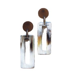 Pendientes de aro hechos a mano de cuerno de búfalo natural en forma de rectángulo, joyería de moda sostenible ligera para mujer - Product Image 1