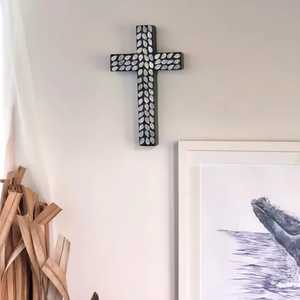 Cruz colgante de pared cristiana con concha de nácar Cruz sagrada hecha a mano para regalo de bautismo y comunión - Product Image 2