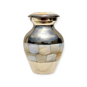 Urne commémorative compacte en métal argenté et bleu avec un design gravé traditionnel, petite urne commémorative pour les cendres - Product Image 4