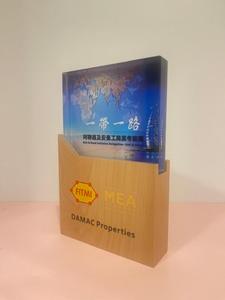 ถ้วยรางวัลบล็อกอะคริลิคที่กำหนดเองพร้อมฐานไม้ที่เหมาะสำหรับการชื่นชมพนักงานความสำเร็จทางธุรกิจและของที่ระลึกระดับพรีเมียม - Product Image 6