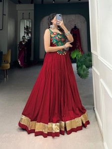Lehenga choli ผ้าเรยอนบริสุทธิ์สุดพิเศษพร้อมพื้นดีไซน์นูนลูกไม้ใส่ไปงานปาร์ตี้ - Product Image 4