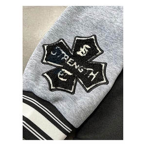 Veste universitaire pour homme Y2K à blocs de couleur avec graphismes de lettres, polyester extensible doux, accents rayés, fermeture à boutons, gris clair - Product Image 4