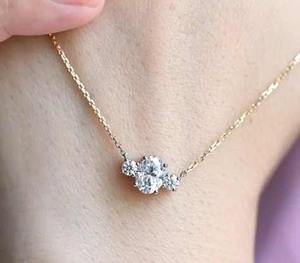 Elegante Collar con Colgante de Plata de Ley Blanca con Moissanita para Mujer, Diseño Personalizado con Aspecto de Diamante y Cadenas Delicadas, Regalo para Ella - Product Image 1