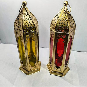 โคมไฟโลหะตกแต่งทำมือสไตล์โมร็อกโก กระจกสี วินเทจ สีทอง ที่แขวนเทียน ทนความร้อน สำหรับรอมฎอน ตกแต่งบ้าน - Product Image 1