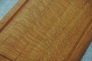 Planche à découper de cuisine en bois massif, épaisse, avec rainure pour les jus, pour couper les légumes et préparer les aliments en toute sécurité. - Product Image 3
