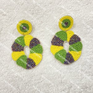 Pendientes de reno de Navidad chapados en oro hechos a mano, diseño único de joyería festiva con Reno con cuentas para Navidad - Product Image 4