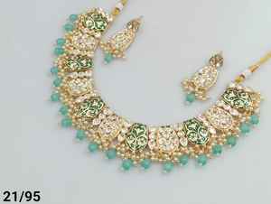 Conjunto de pendientes de collar de perlas de Gargantilla Kundan de tono dorado tradicional y de moda de lujo indio con Mangtikka para mujeres y niñas - Product Image 3