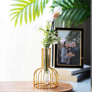 Flauta de champán dorada con base pesada para mesas elegantes de eventos. Disponible a precios de mayoreo. - Product Image 3