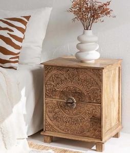 Table d'appoint Wilona en bois d'acajou de haute qualité avec tiroirs et décorations sculptées pour chambre à coucher, finition naturelle - Product Image 1