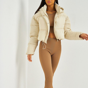 Chaqueta acolchada con capucha cálida con logotipo personalizado OEM, abrigo corto acolchado con cremallera y botones, chaqueta acolchada personalizada para mujer - Product Image 5