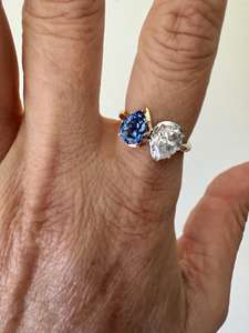 Anillo Toi et Moi de Dos Tonos con Moissanita en Forma de Pera y Zafiro en Forma de Pera con Plata 925, Joyería de Compromiso Original, Regalo para Pareja - Product Image 4