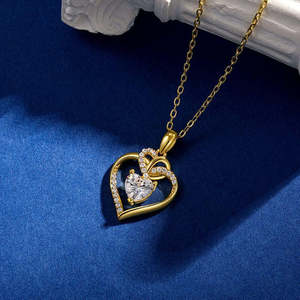 Colgante Clásico de Corazón Retorcido Chapado en Oro de 18K Hallmark con Eslabones de Plata y Oro para Compromiso, Boda, Fiesta, Cruz Religiosa, Número, Perla - Product Image 1