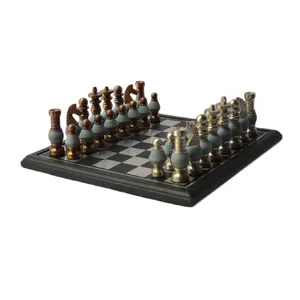 Лучший тематический дизайн, шахматный набор с блестящим отделочным дизайном, цветной и позолоченный декор, деревянная шахматная игра