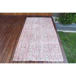 Tapis turc vintage 3,7x6,8 pieds, tapis marocain traditionnel en laine écologique avec design patchwork et envers en latex rose gris - Product Image 1