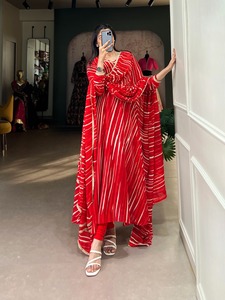 Vestido tradicional Leheriya Anarkali en colores vibrantes con impresionante bordado Georgette para exportación mundial desde India - Product Image 3