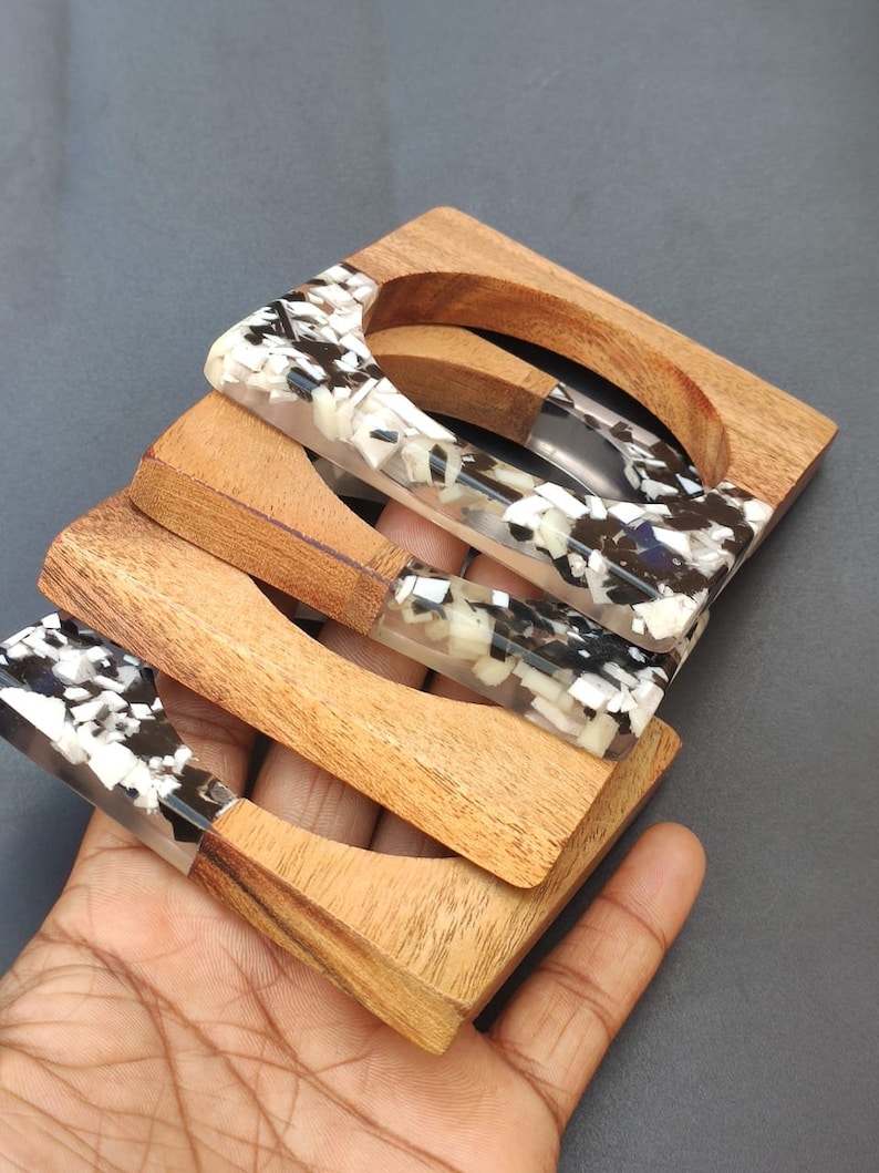 สีดำและสีเงิน