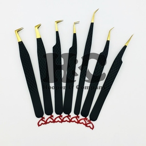 Pinces professionnelles à pointe fine en fibre noire dorée anti-magnétique en acier inoxydable pour cils, logo en forme de cœur au bas - Product Image 4