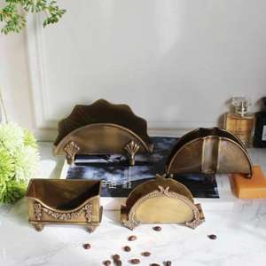 Porte-mouchoirs en laiton magnifiquement conçu avec des détails complexes et ajoutant une touche d'élégance antique à votre décoration intérieure - Product Image 2