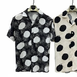 Chemise à manches courtes pour homme, motif floral moderne, coupe décontractée, tissu léger, design estival élégant, écologique, séchage rapide, décontractée - Product Image 1