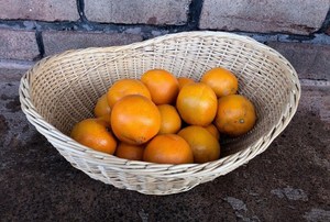 Bol à fruits en rotin de style vintage avec charme décoratif parfait pour la table à manger à la maison et les accessoires de cuisine - Product Image 5