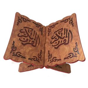 Fabriqué en bois naturel de haute qualité, ce magnifique support pour le Coran offre robustesse, durabilité et une beauté durable. - Product Image 4