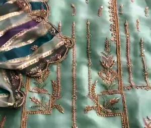 Costumes modernes non cousus de qualité supérieure pour femmes brodés à la main style traditionnel indien tendance pour les fêtes - Product Image 2