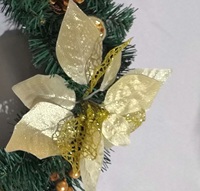 Karangan Bunga Natal Buatan Warna Hijau dengan Poinsettia Emas, Buah Pinus, Buah Berry, dan Ornamen untuk Dekorasi Pintu Depan saat Liburan