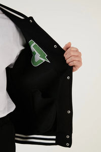 แจ็คเก็ตบอมเบอร์ผู้ชาย แขนหนังตัดสี คอเสื้อถักลายทาง แต่งผ้าปักลายเชนิลล์ - Product Image 4