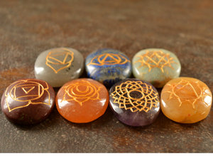 Vente en gros de pierres précieuses naturelles, lot de sept chakras cabochon, cristal de guérison, équilibre, pierres précieuses en vrac pour la fabrication de bijoux - Product Image 2