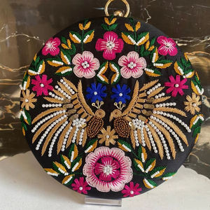 Bolso de mano de noche de lujo hecho a mano bordado con cierre de botón de borla de perla para celebraciones especiales festivas y grandes - Product Image 4