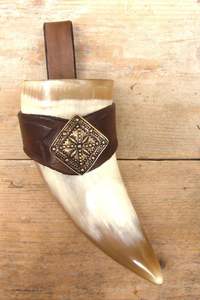 Grande tasse à boire en corne véritable avec construction durable et surface polie pour les collectionneurs de décoration vikings nordiques et les accessoires de fête - Product Image 4