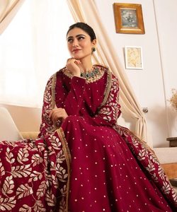 Kurti imprimé à motifs floraux pour les festivals, avec des motifs géométriques et des applications de miroirs pour un style tendance et amusant - Product Image 5