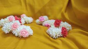 Banda de mano de Rosa Artificial para mujer, banda de muñeca para Indio y paquistaní, Sangeet Haldi y boda, cabello de jazmín de plástico, Gajra - Product Image 2