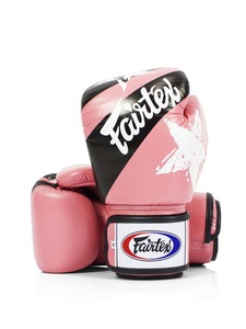 นวมชกมวย Fairtex สีชมพู พร้อมโลโก้สั่งทำพิเศษ หนังน้ำหนักเบา กันน้ำ แบบผูกเชือก สำหรับฝึกซ้อมและแข่งขัน MMA มวยไทย - Product Image 2