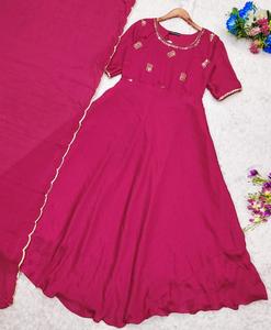 Collection Saanvi Legacy Impressions audacieuses Bollywood pour la fête Souvenirs brodés Rêves de danse Fils tissés Élégance sans fin - Product Image 5