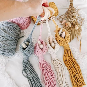 กระเป๋าคาดลำตัวทำมือแบบคลาสสิกที่ใส่ขวด macrame พร้อมสายคล้องทรงสี่เหลี่ยมผืนผ้าเป็นมิตรกับสิ่งแวดล้อม - Product Image 1