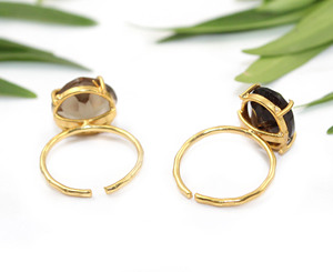 Anillo de cuarzo ahumado hecho a mano en acabado dorado, banda de martillo, estilo bohemio, joyería llamativa - Product Image 3