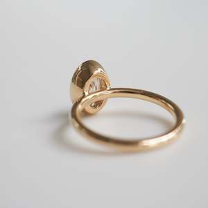 Bague solitaire en diamant de laboratoire sertie sur un monture en or jaune massif 14 carats, bijoux de mariée, 2,00 carats, diamant de laboratoire blanc CVD, taille ovale 9*7 mm - Product Image 4