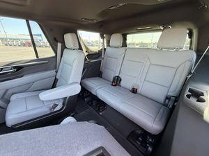 Belle rouge 2024 Chevrolet Tahoe Z71 4WD utilisée avec des roues en alliage sièges en cuir système de navigation démarrage à distance Android Auto toit ouvrant - Product Image 6