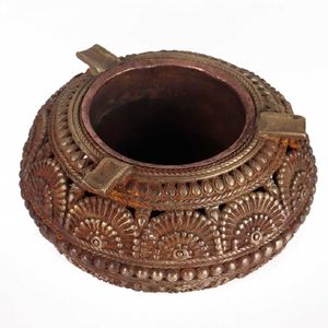 Elaborado con un toque marítimo, Este cenicero de latón macizo cuenta con elegantes grabados de ancla, que ofrecen un guiño a las tradiciones náuticas - Product Image 3