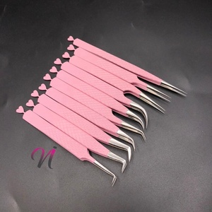 Vente en gros de nouvelle pince à cils professionnelle en acier inoxydable à revêtement en poudre rose bébé style coeur antistatique durable de 11cm - Product Image 2