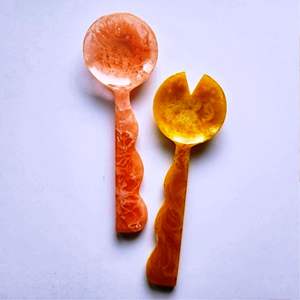 Ensemble de serveurs à salade en corne, bois naturel avec 2 spatules, ustensiles durables faits à la main - Product Image 3