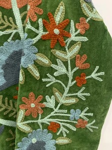 Chaqueta corta de invierno hecha a mano de terciopelo Vintage Suzani con bolsillo para mujer disponible para compra al por mayor - Product Image 6