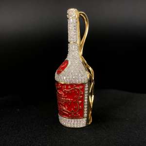 Symbole de l'héritage et de l'héritage, savourez l'essence de la sophistication avec ce pendentif Hip Hop en diamant véritable inspiré de Hennessy. - Product Image 3