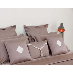 Ensemble de housse de couette et de taie d'oreiller en tissu taupe chaud - Product Image 3