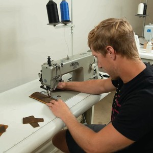 Machine à coudre industrielle pour cuir 303 de nouvelle conception avec support et moteur - Product Image 6